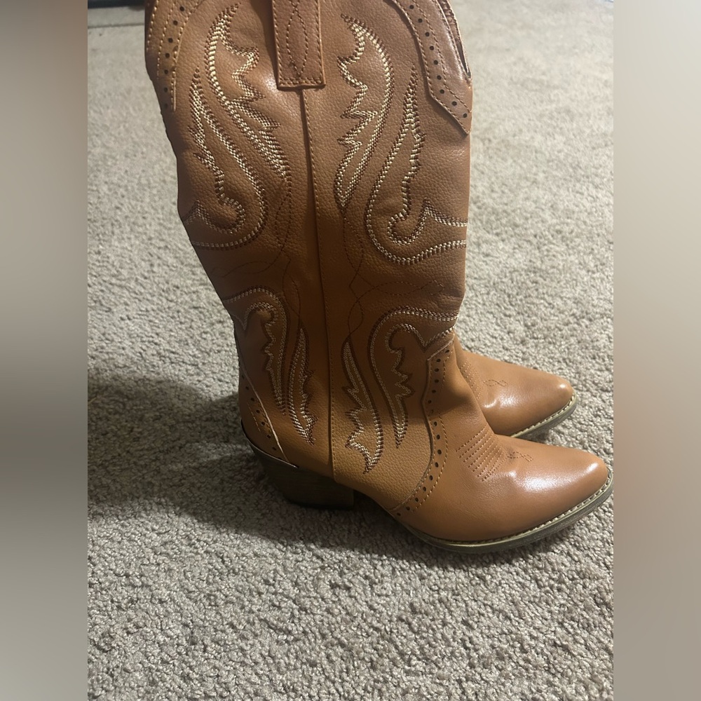 Very Volatile women’s cowgirl boots sz 7.5